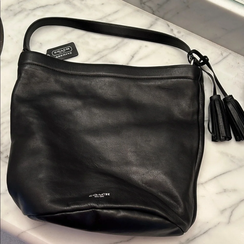 Authentic Coach Black Leather Shoulder Bag in Excellent Condition
